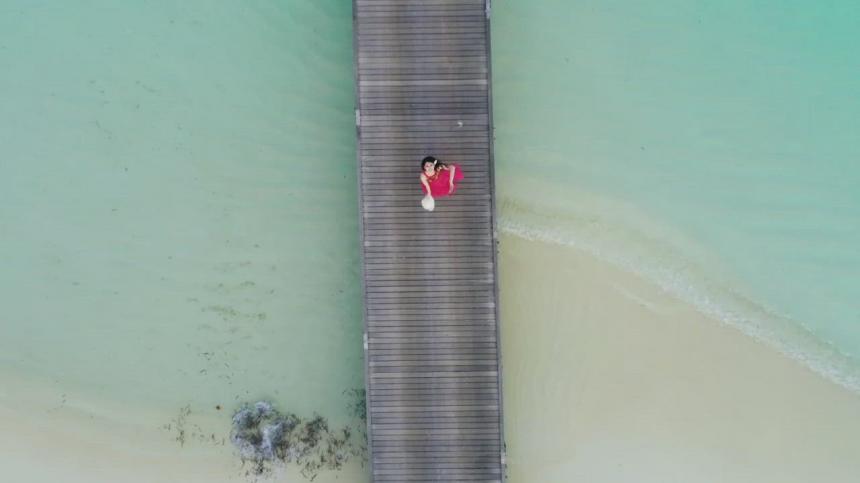 航拍女人码头栈道挥手视频剪辑素材