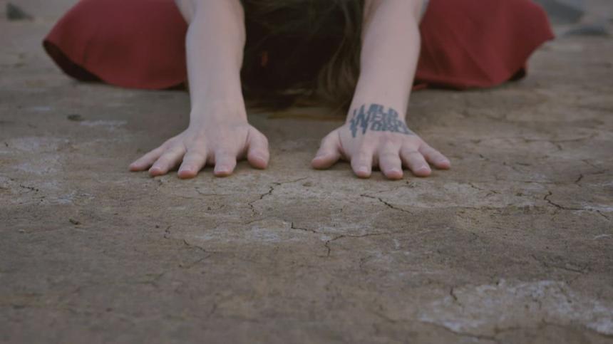 穿红裙子的女生在沙漠做瑜伽免费视频素材下载