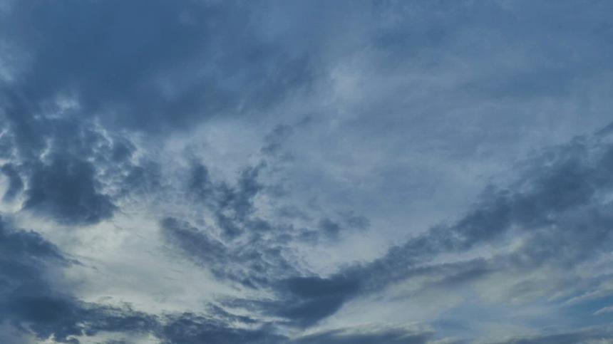 天空中的云随风缓慢流动PR视频素材免费下载
