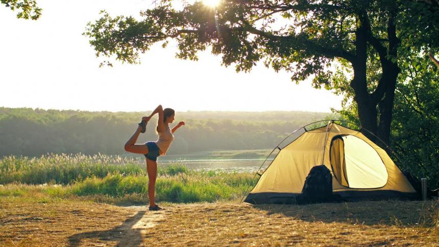 女生在露营帐篷旁做瑜伽免费pr剪辑素材下载
