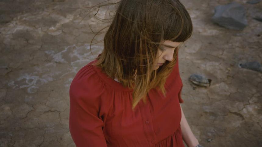 女孩坐在沙漠中做瑜伽免费视频素材下载