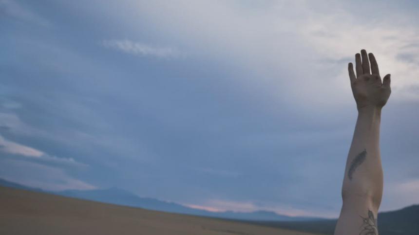 一个女人在沙漠中做瑜伽PR视频素材免费下载