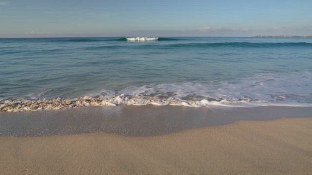 海滩上层层波浪涌向岸边的视频素材