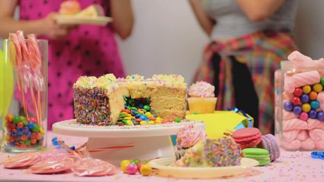 过生日的蛋糕特写镜头素材