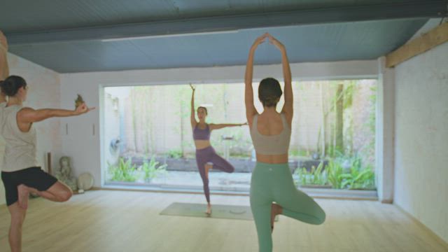 镜头推进拍摄练习瑜伽展开手臂动作|瑜伽工作室视频素材