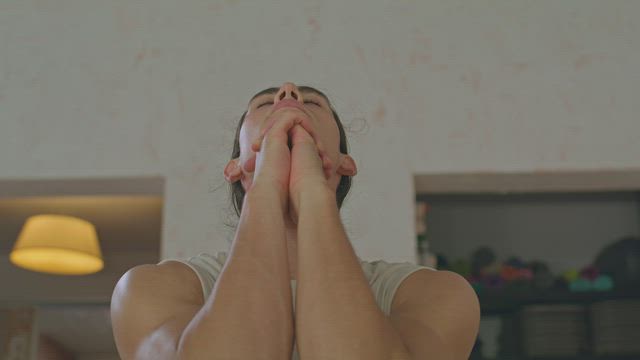 练习瑜伽的男生面部特写镜头素材